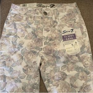New with Tags Seven7 Tummy Less Skinny Jeans Size 8. Floral design very cute.